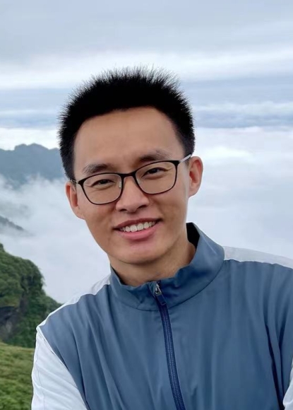 人站在山上
中度可信度描述已自动生成