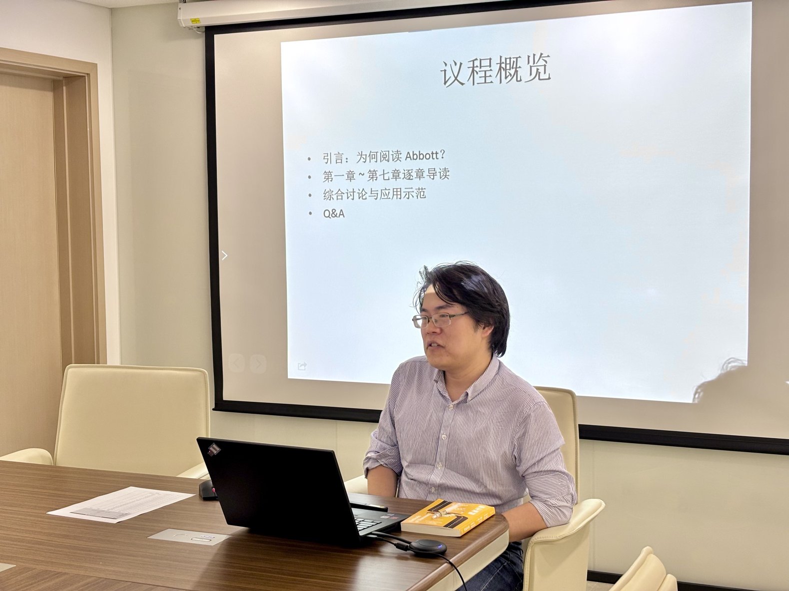 桌子上放着笔记本电脑前的男人
AI 生成的内容可能不正确。