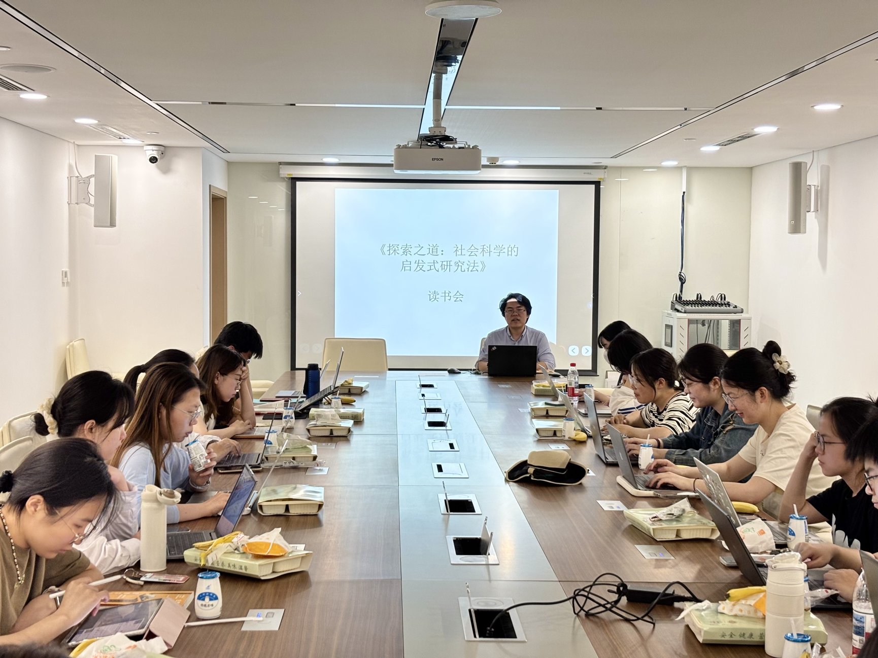 一群人在餐厅里吃东西
AI 生成的内容可能不正确。