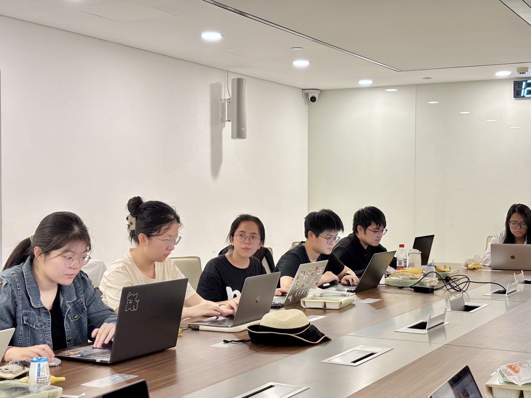 会议室里的人们
AI 生成的内容可能不正确。
