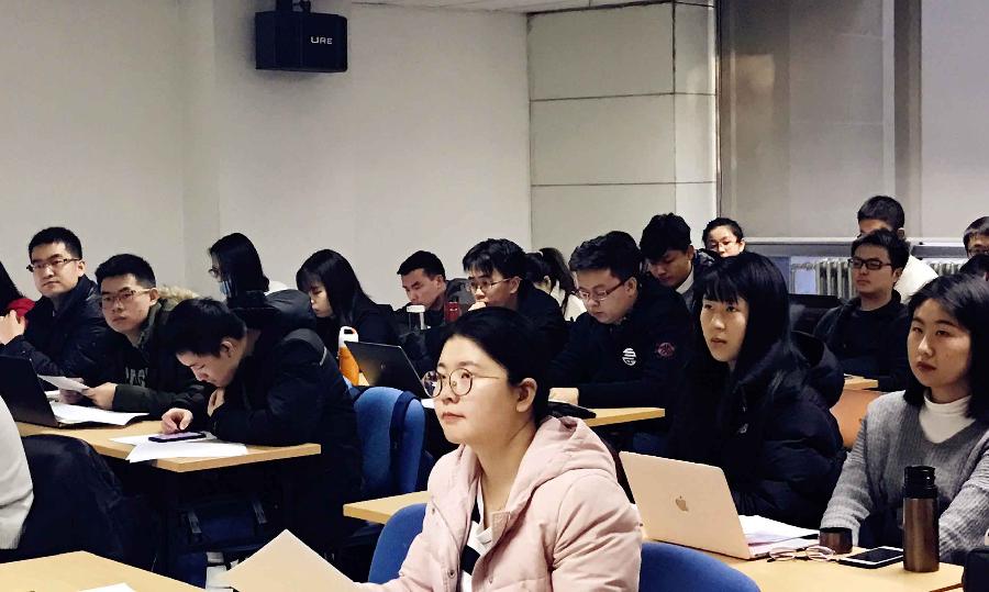 党员认真听取预备党员汇报.jpg 党员认真听取预备党员汇报.jpg